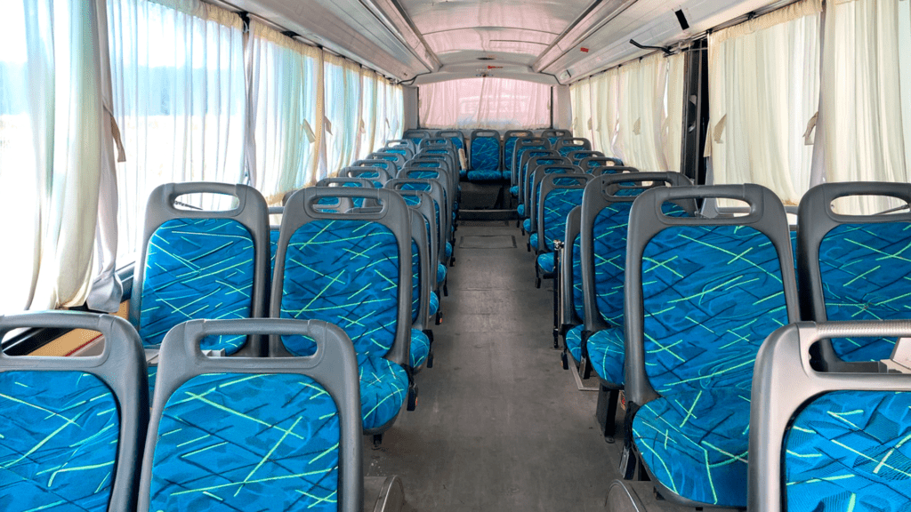 Interior de unidad de 45 pasajeros con cinturones de seguridad