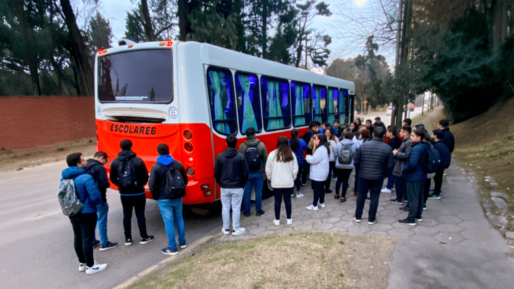 Micro escolar de Rumbo 3.16 esperando pasajeros